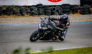 Ninja 300 negra en autodromo